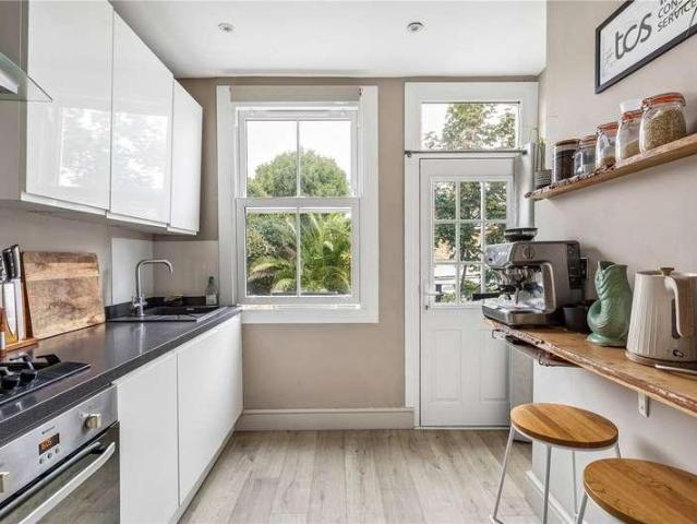 Flat for sale in London Borough of Wandsworth, Greater London