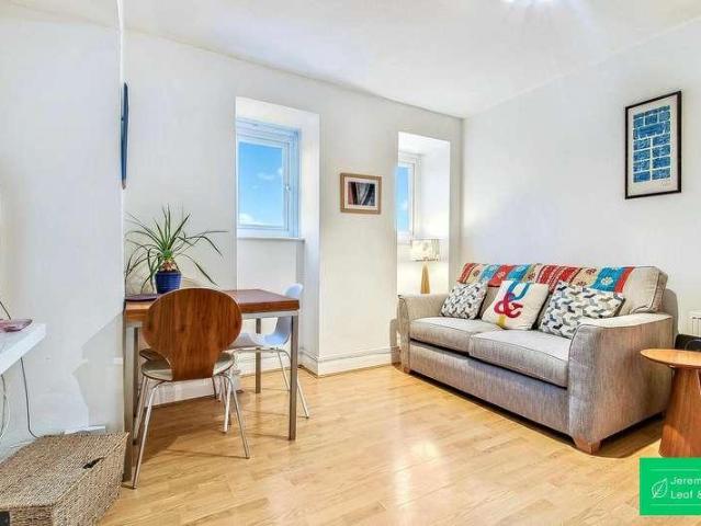 Flat for sale in Temple Fortune, Greater London