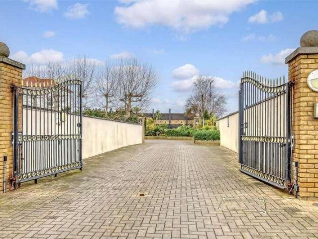 Flat for sale in Kursaal Estate, Alton Barnes