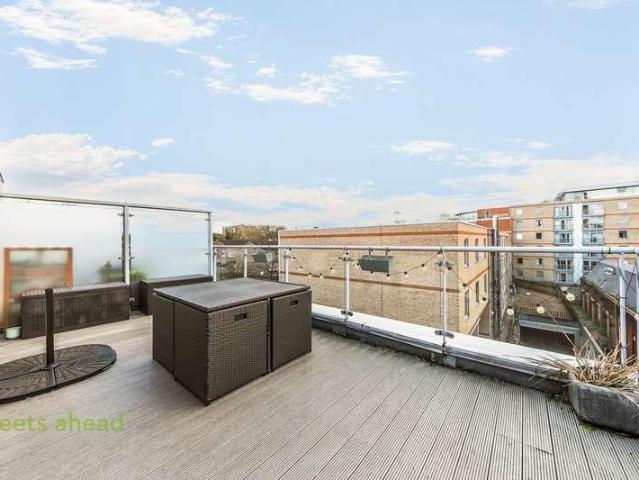 Flat for sale in London Borough of Croydon, Addiscombe
