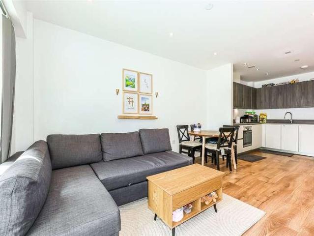 Flat for sale in London Borough of Ealing, Greater London