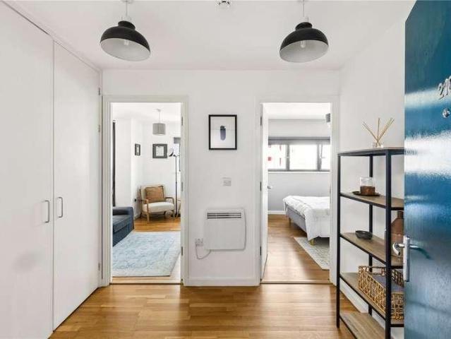 Flat for sale in Finsbury Park, Greater London