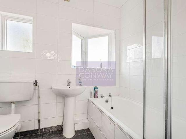Flat for sale in Chingford, Greater London