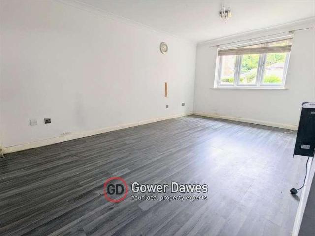Flat for sale in Purfleet, Essex