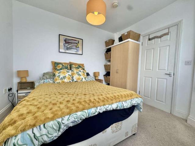 Flat for sale in Winchmore Hill, Edmonton