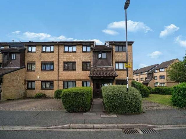 Flat for sale in London Borough of Croydon, Addiscombe