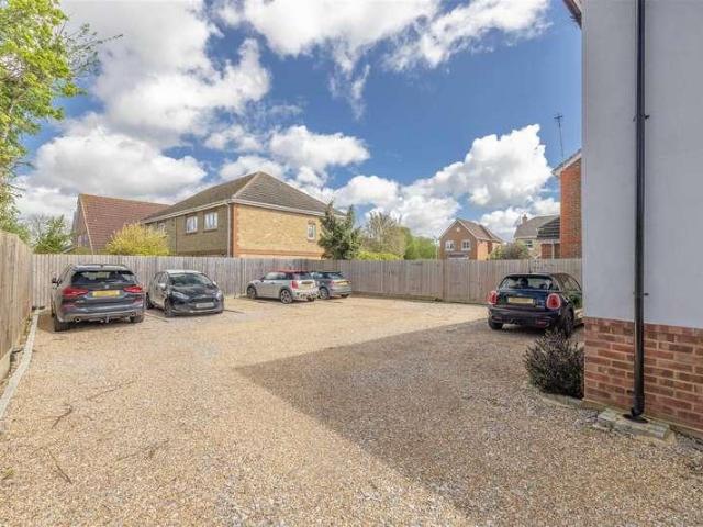 Flat for sale in Windsor, Oakley Green