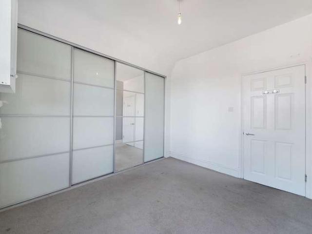 Flat for sale in Streatham, Greater London