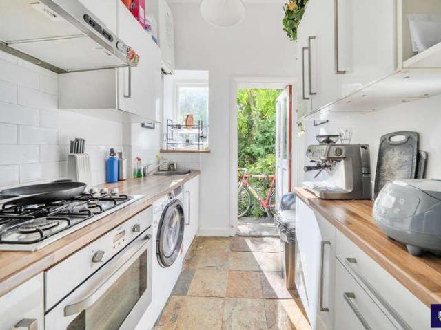 Flat for sale in Archway, Greater London