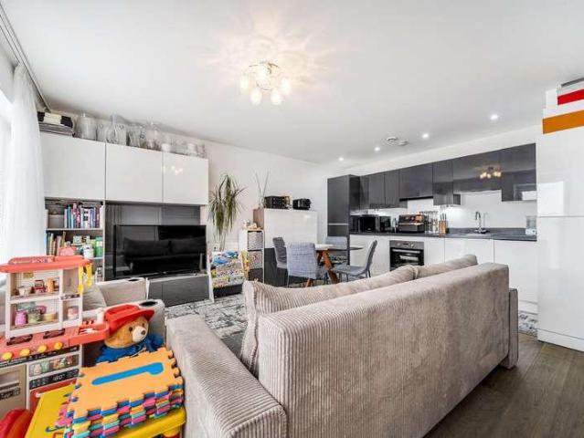 Flat for sale in Parkwest Apartments, Greater London