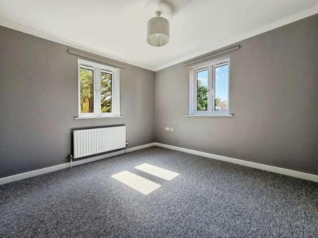 Flat for sale in Dee Park, Reading