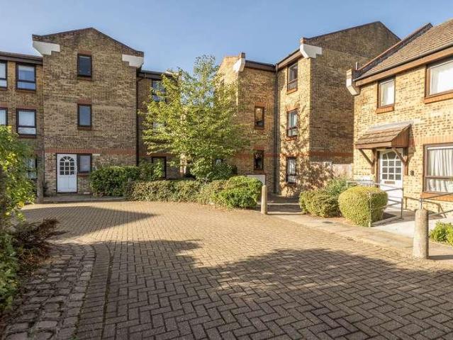 Flat for sale in London Borough of Islington, Greater London