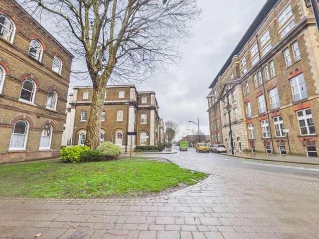 Flat for sale in Plumstead, Greater London