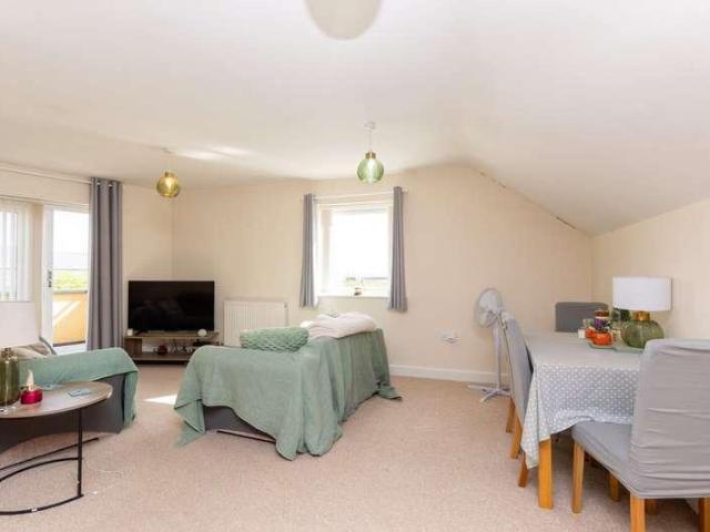 Flat for sale in Bangor, Wales