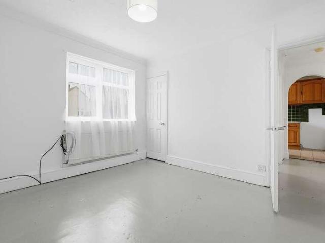Flat for sale in Woodford Bridge, Greater London