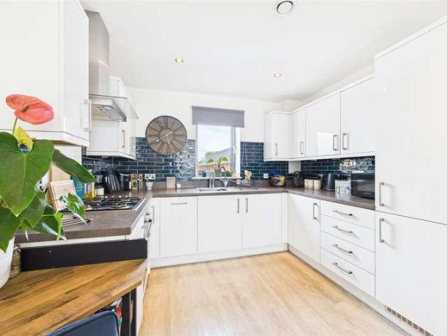 Flat for sale in Wokingham, Emmbrook