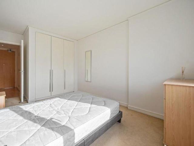 Flat for sale in East Greenwich, Greater London