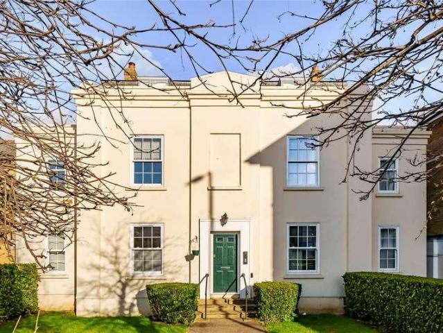 Flat for sale in Surbiton, Greater London