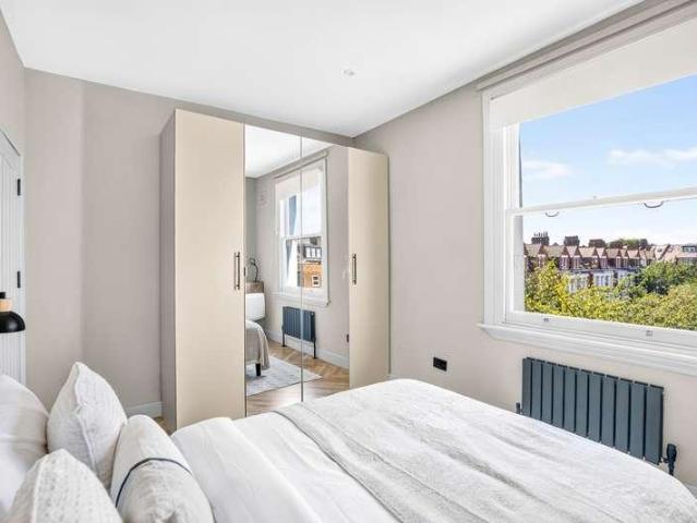 Flat for sale in Queen's Park, Greater London