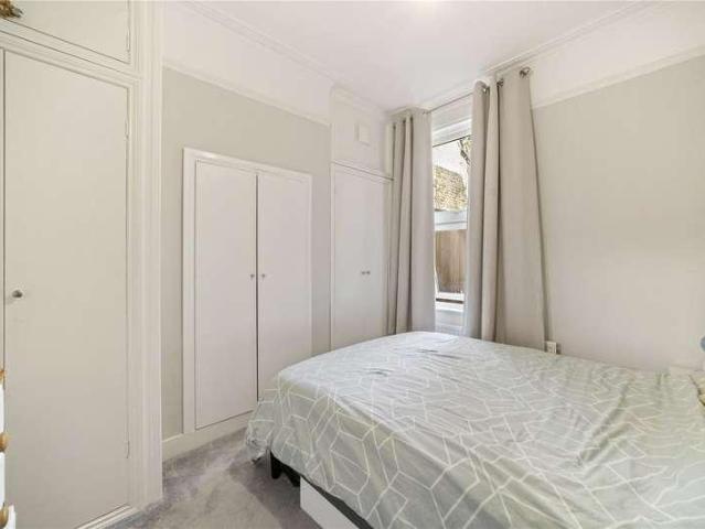 Flat for sale in Upper Tooting, Greater London