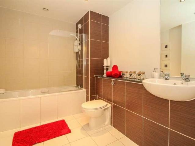 Flat for sale in Salford Quays, Salford