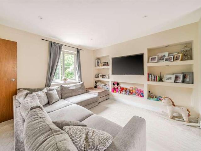 Flat for sale in Fole, Surrey