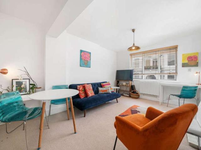 Flat for sale in Earl's Court, Greater London