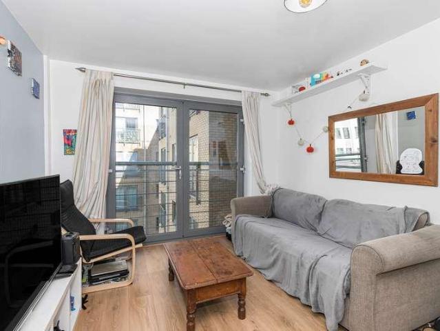 Flat for sale in Kingsdown, Feckenham