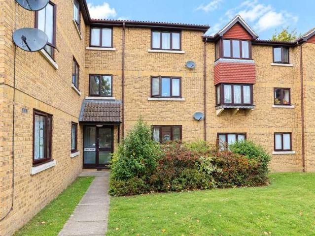 Flat for sale in Maybury Estate, Woking
