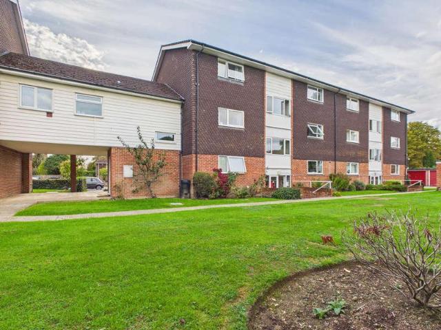 Flat for sale in Littlehaven, Horsham