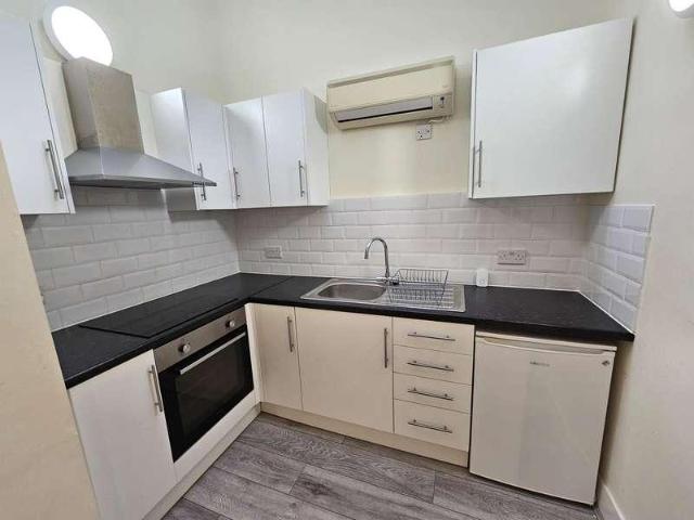 Flat for sale in London Borough of Hounslow, Strand