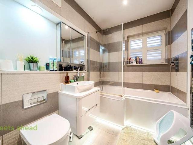 Flat for sale in London Borough of Croydon, Greater London
