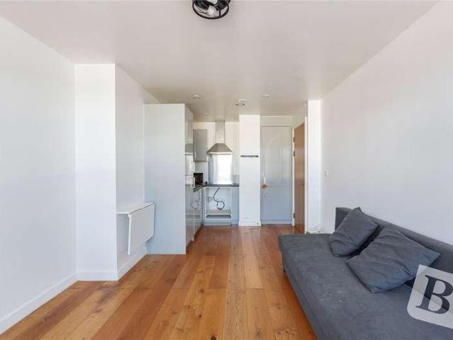 Flat for sale in Romford, Rush Green