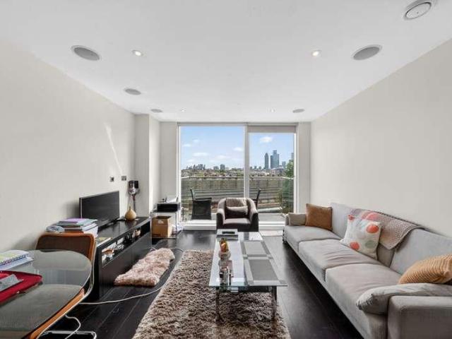 Flat for sale in Grosvenor Waterside, Greater London