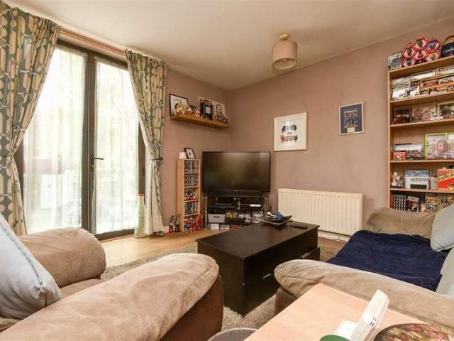 Flat for sale in Hillview, Surrey