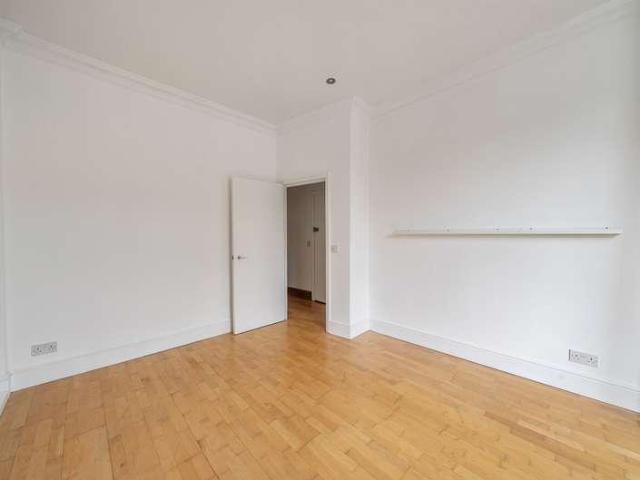 Flat for sale in Shepherd's Bush, Greater London
