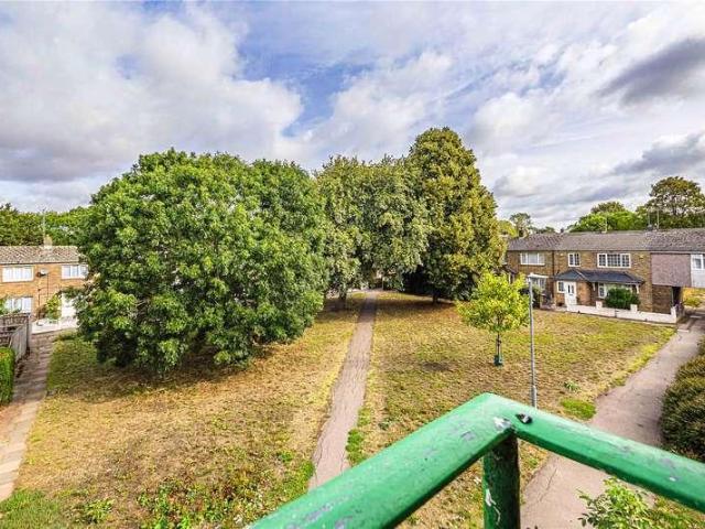 Flat for sale in Highfield, Pouchen End