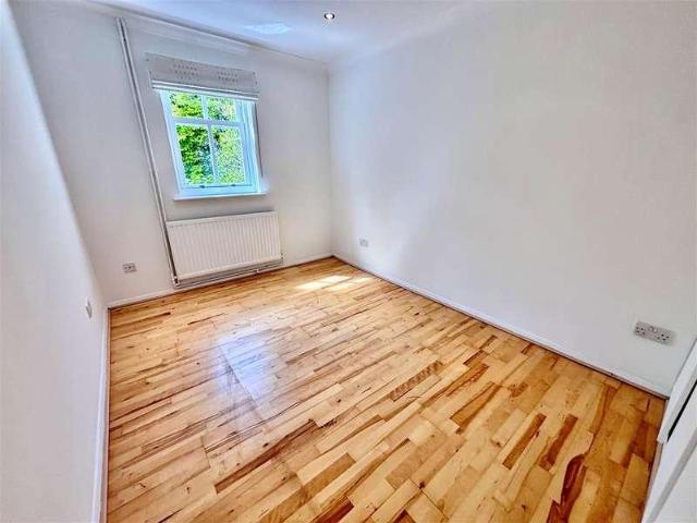 Flat for sale in Ashlyns Estate, Pouchen End