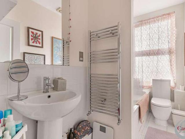 Flat for sale in Hornsey Park, Greater London