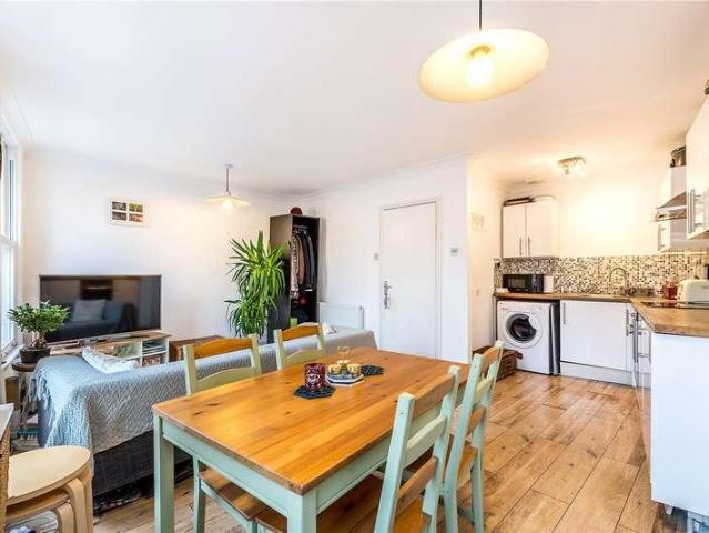 Flat for sale in East Dulwich, Greater London