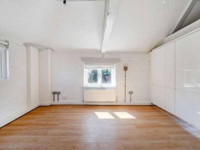Flat for sale in Fole, Surrey