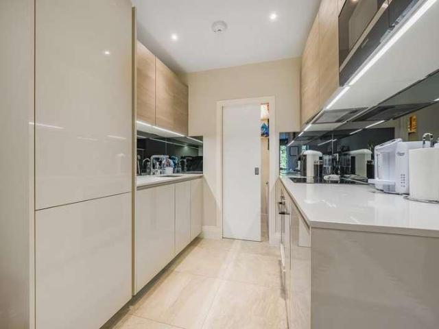 Flat for sale in Woodside Park, Greater London