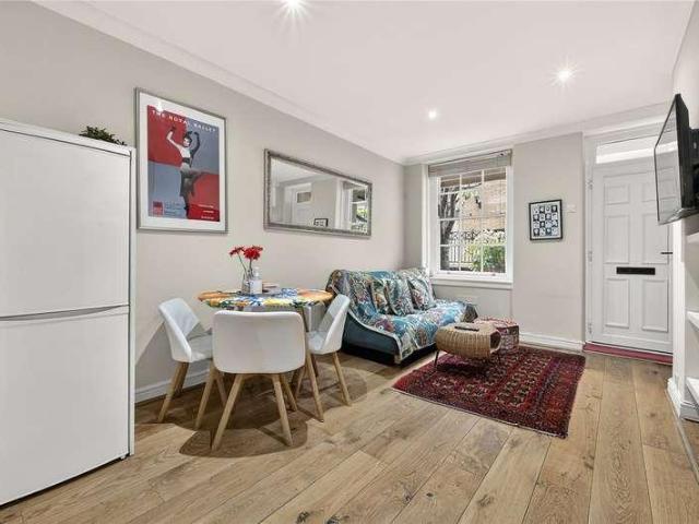 Flat for sale in St Clement Danes, Greater London