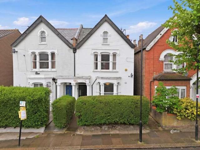 Flat for sale in Duckett's Green, Greater London