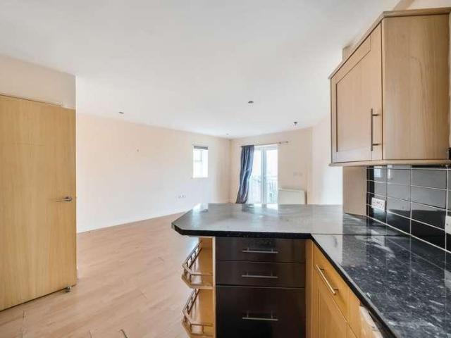 Flat for sale in Kingston Upon Thames, Norbiton