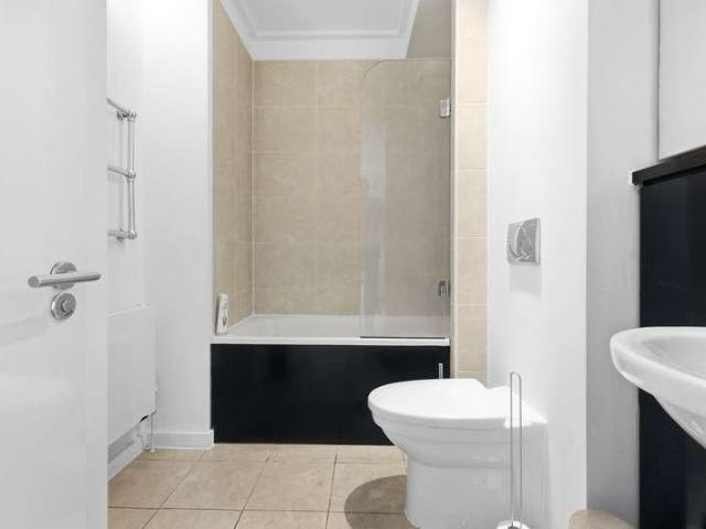 Flat for sale in East Greenwich, Greater London