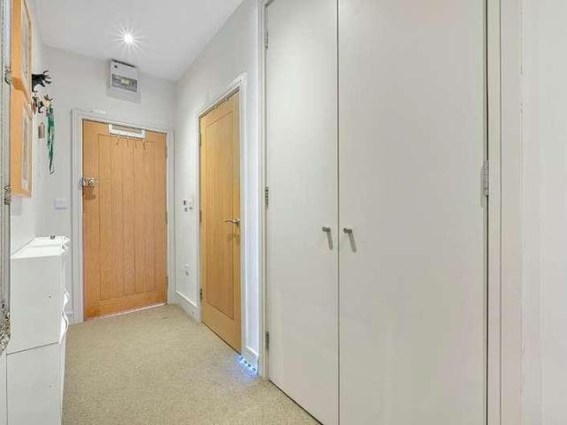 Flat for sale in London Borough of Merton, Raynes Park