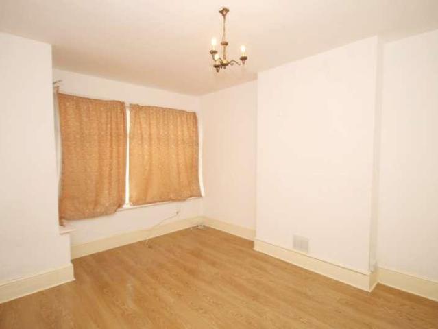 Flat for sale in Wealdstone, Greater London