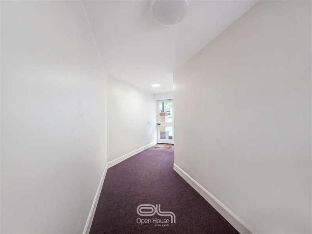 Flat for sale in Swiss Cottage, Greater London