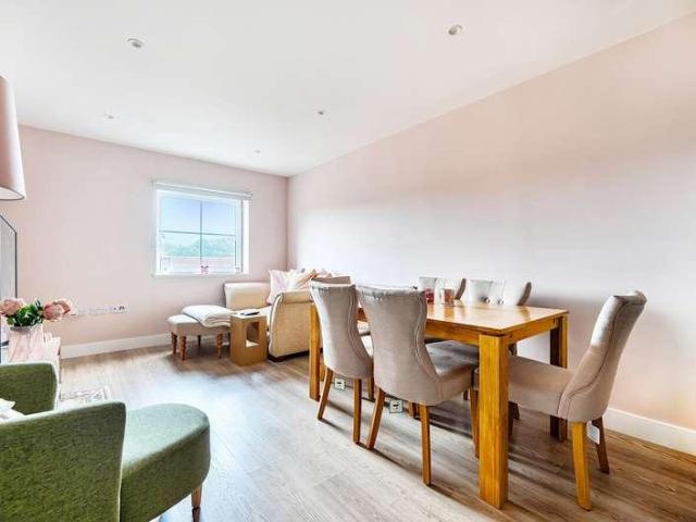 Flat for sale in Holloway Hill, Fole